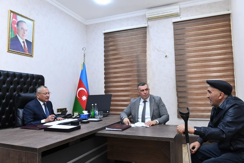 Rövşən Rzayev vətəndaşların müraciətlərini dinləyib