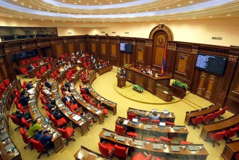 Ermənistan parlamentində spiker və müxalifətçi deputat arasında gərginlik yaşanıb