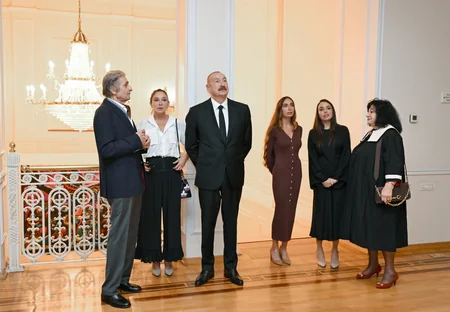 İlham Əliyev, Mehriban Əliyeva və ailə üzvləri Mənim Abşeronum: Üstə gəl adlı retrospektiv sərgi ilə tanış olublar