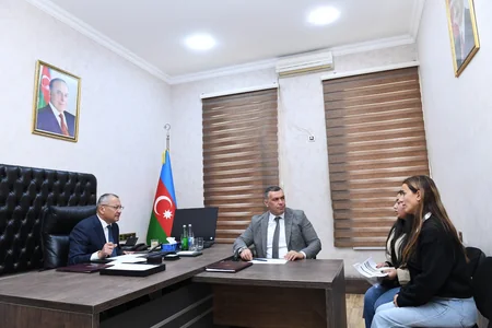 Rövşən Rzayev vətəndaşların müraciətlərini dinləyib
