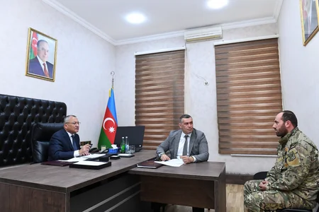 Rövşən Rzayev vətəndaşların müraciətlərini dinləyib