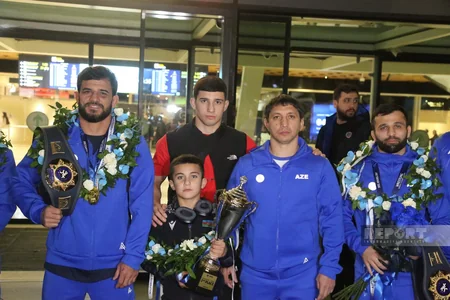 Dünya çempionatında uğurla çıxış edən yunan-Roma güləşçilərimiz Vətənə dönüblər