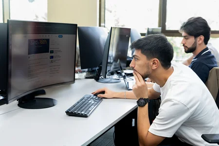 Süni intellektlə idarə olunan 32 komanda virtual futbol meydanında mübarizə aparıb