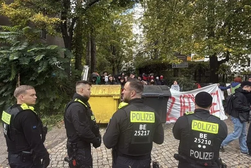 В Берлине активисты заблокировали вход в еще один вуз
