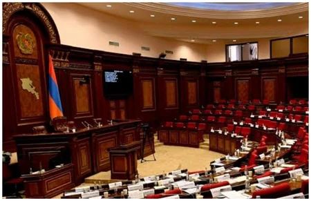 Ermənistan parlamentində deputatlar arasında dava düşüb