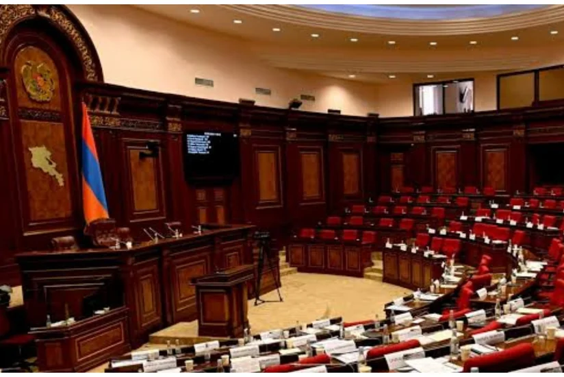 Ermənistan parlamentində deputatlar arasında dava düşüb