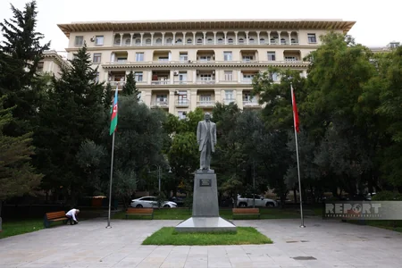 Milli Məclisin deputatları Atatürkün Bakıdakı abidəsini ziyarət ediblər
