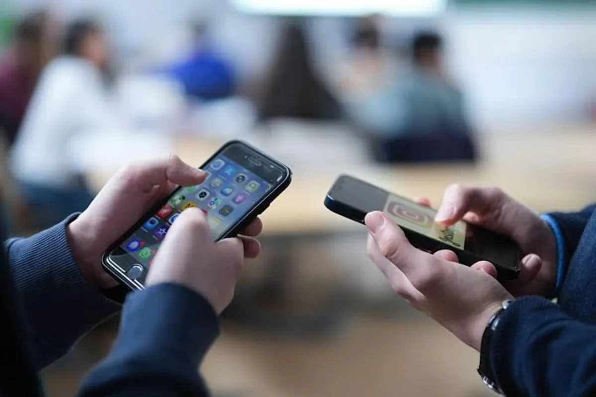 ЕК требует отложить на год нацзаконы об ограничении соцсетей для детей