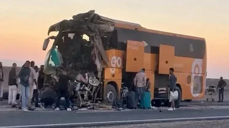 Misirdə yük maşınının mikroavtobusla toqquşması nəticəsində 10 nəfər ölüb