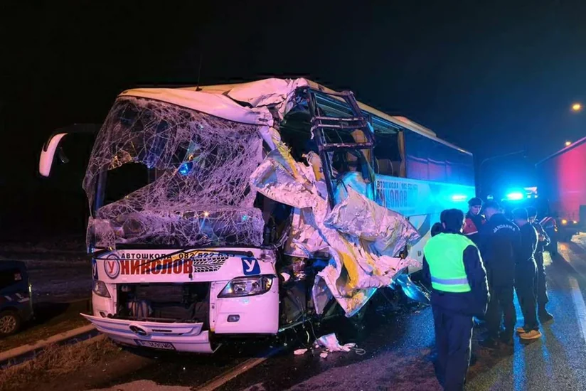Bolqarıstandan İstanbula turist aparan avtobus TIR-a çırpılıb, 10 nəfər yaralanıb