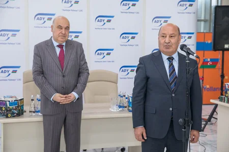 Bakı dəmir yolu vağzalında Xalq yazıçısı Çingiz Abdullayevlə görüş keçirilib - VİDEO