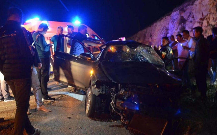 Türkiyədə avtobus avtomobilə çırpılıb, ölənlər var
