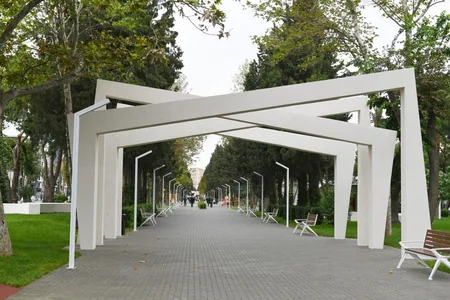 President Ilham Aliyev views conditions created at newly-reconstructed park in Baku