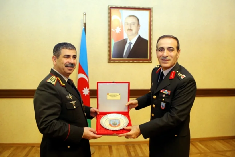 ​Azərbaycanın müdafiə naziri türkiyəli generalla regiondakı hərbi-siyasi vəziyyəti müzakirə edib
