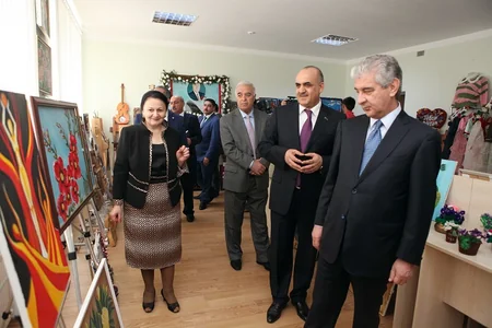 YAP sağlamlıq imkanları məhdud gənclərə yeni avtobus hədiyyə edib