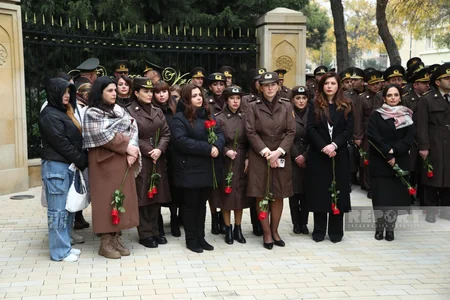 Azərbaycan xalqı Fəxri xiyabanda Ümummilli Liderin məzarını ziyarət edir