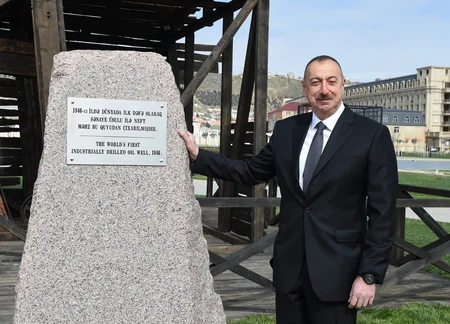 Prezident Bibiheybət mədəninin ərazisində dünyada sənaye üsulu ilə qazılmış ilk quyunun bərpadan sonrakı vəziyyəti ilə tanış olub - YENİLƏNİB-2