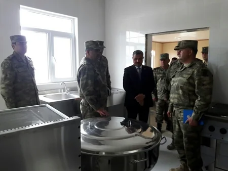 Müdafiə naziri cəbhəboyu zonada yeni tikilən hərbi şəhərcikdəki inşa işlərinin gedişatını yoxlayıb