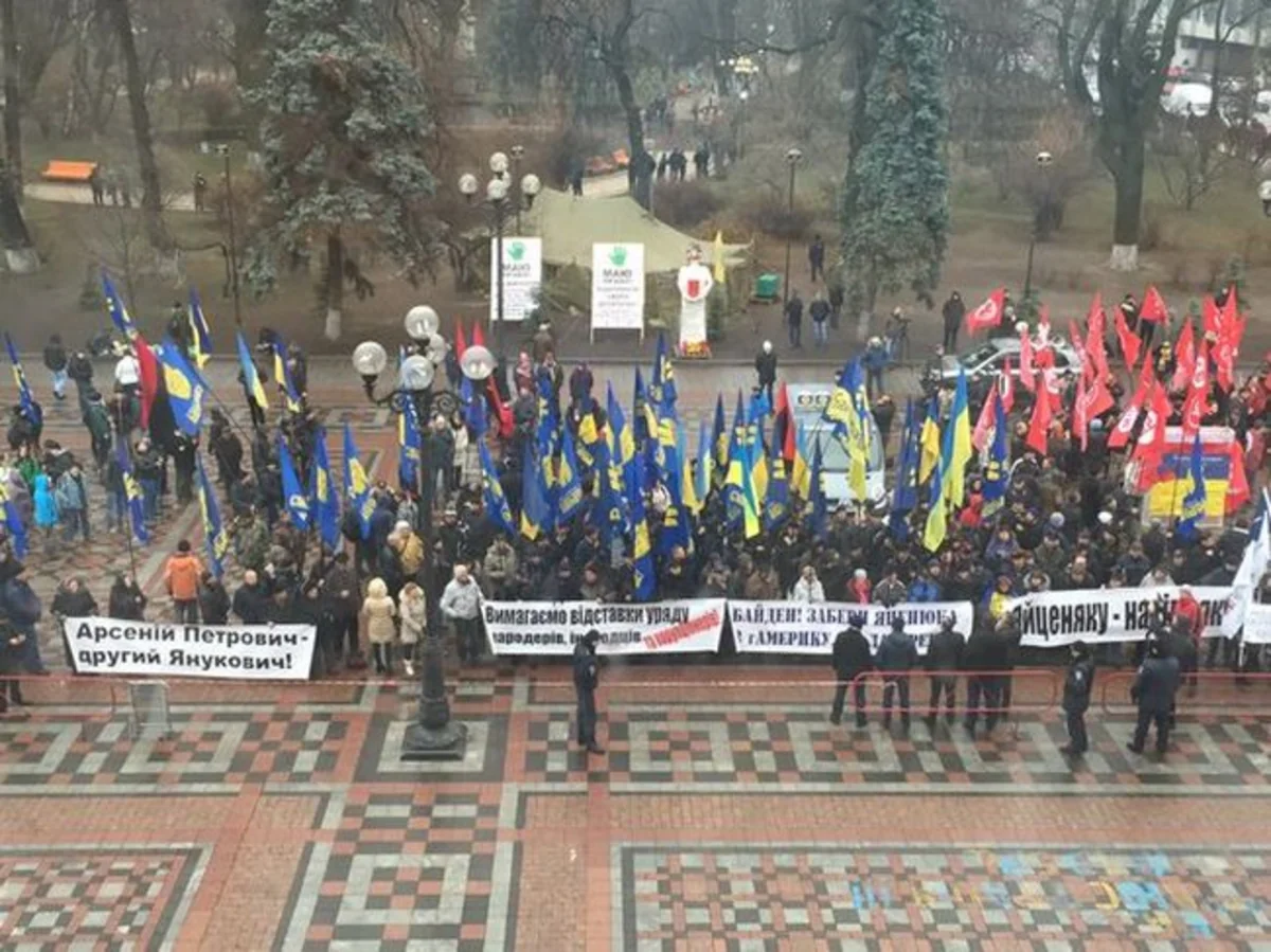Более 5 тысяч человек направляются к Раде с требованием отставки Яценюка