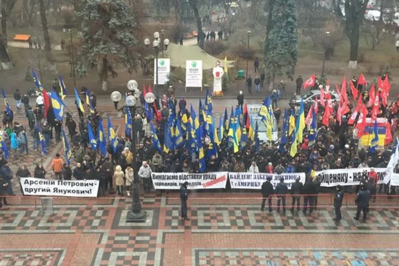 Более 5 тысяч человек направляются к Раде с требованием отставки Яценюка