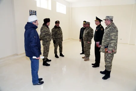Müdafiə naziri hərbi şəhərcikdə aparılan əsaslı tikinti işlərini yoxlayıb