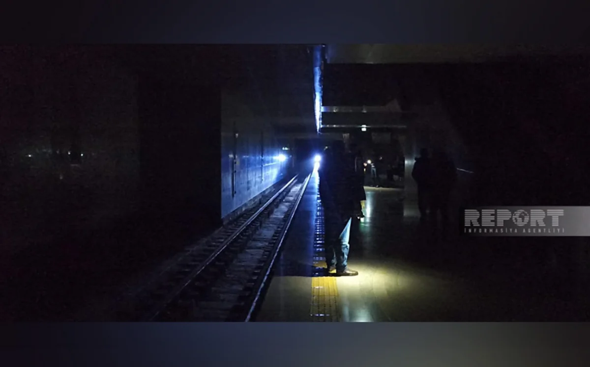 Metroda işıqlar sönüb, metropoliten aydınlıq gətirib