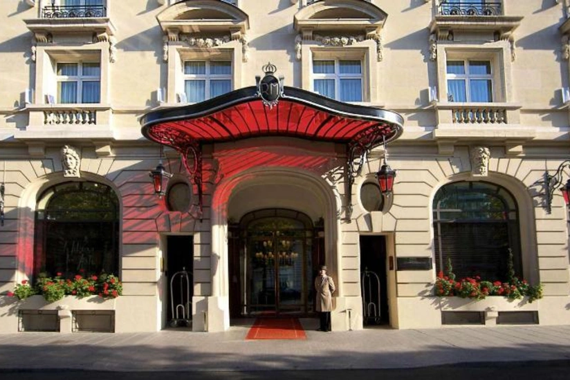 Преступники обокрали отель в Париже, где живет Месси