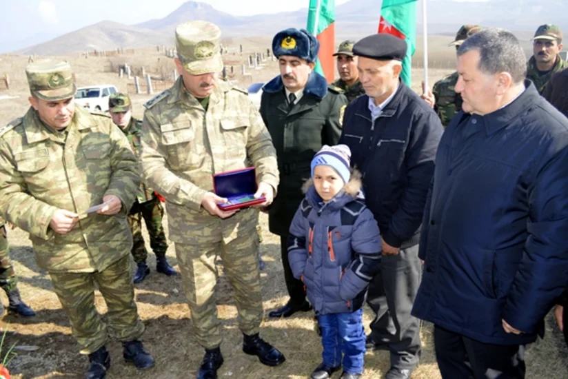 Şəhidin medalı azyaşlı oğluna verilib - FOTO