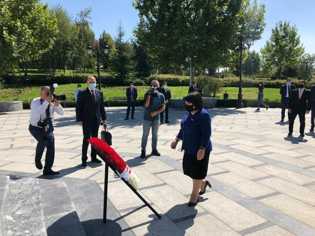 Sahibə Qafarova “Anıtqəbri” ziyarət edib