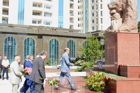 Mikayıl Müşfiqin doğum günündə abidəsi ziyarət olunub