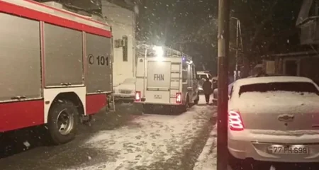 В Баку в доме прогремел взрыв, жители получили небольшие травмы