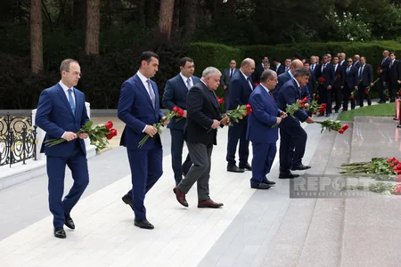 XİN-in rəhbər heyəti Fəxri və Şəhidlər xiyabanlarını ziyarət edib
