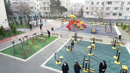 Leyla Əliyeva Bakıda abadlaşdırılan daha bir həyətin açılışını edib, ağac əkib