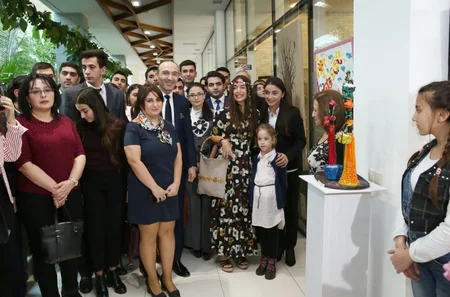 Ekoloji problemlər və onların həlli yolları gənclərin gözü ilə mövzusunda sərginin açılışı olub