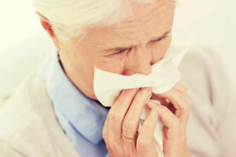 Эпидемиолог назвала правильные действия при чихе человека поблизости