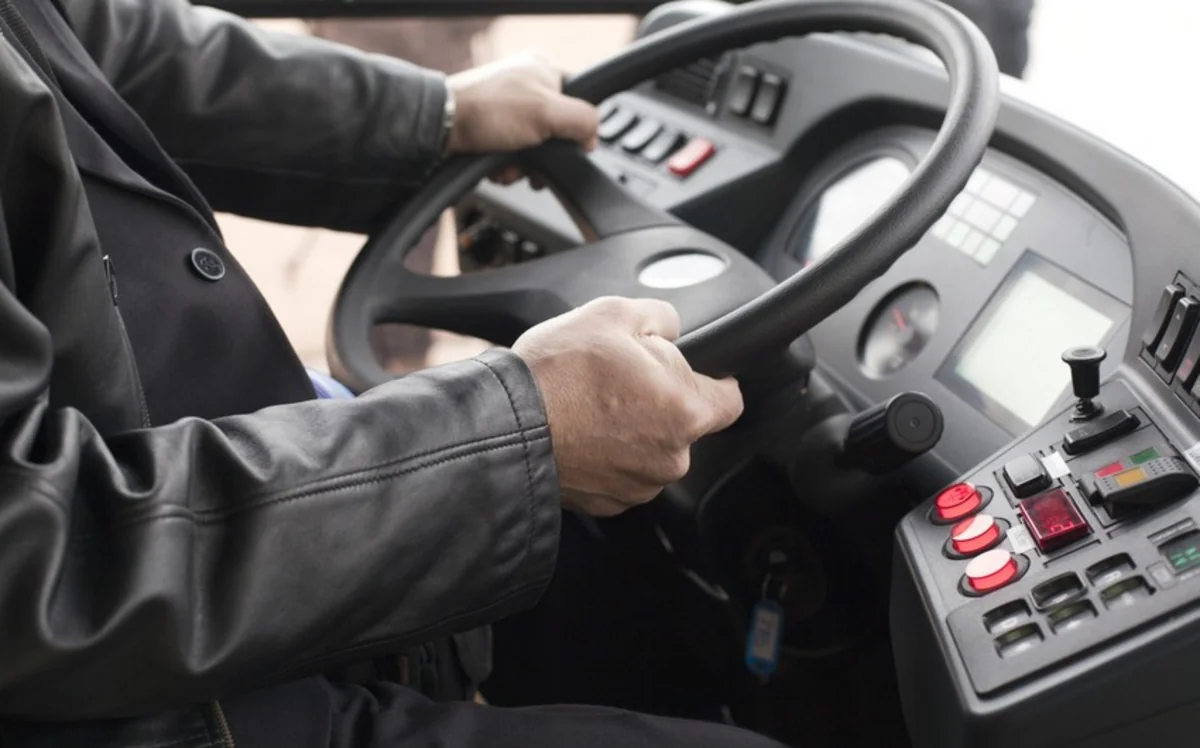 Qaradağda sərnişin avtobusu qəzaya düşüb, xəsarət alanlar var