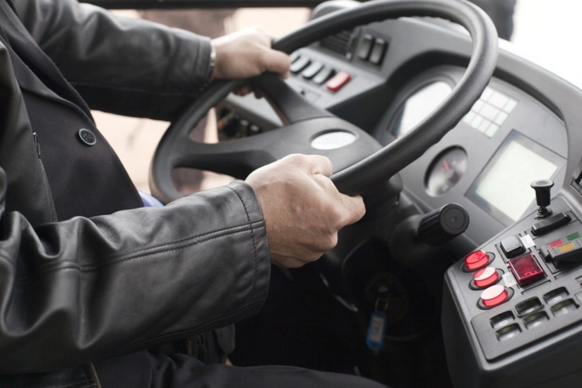 Qaradağda sərnişin avtobusu qəzaya düşüb, xəsarət alanlar var