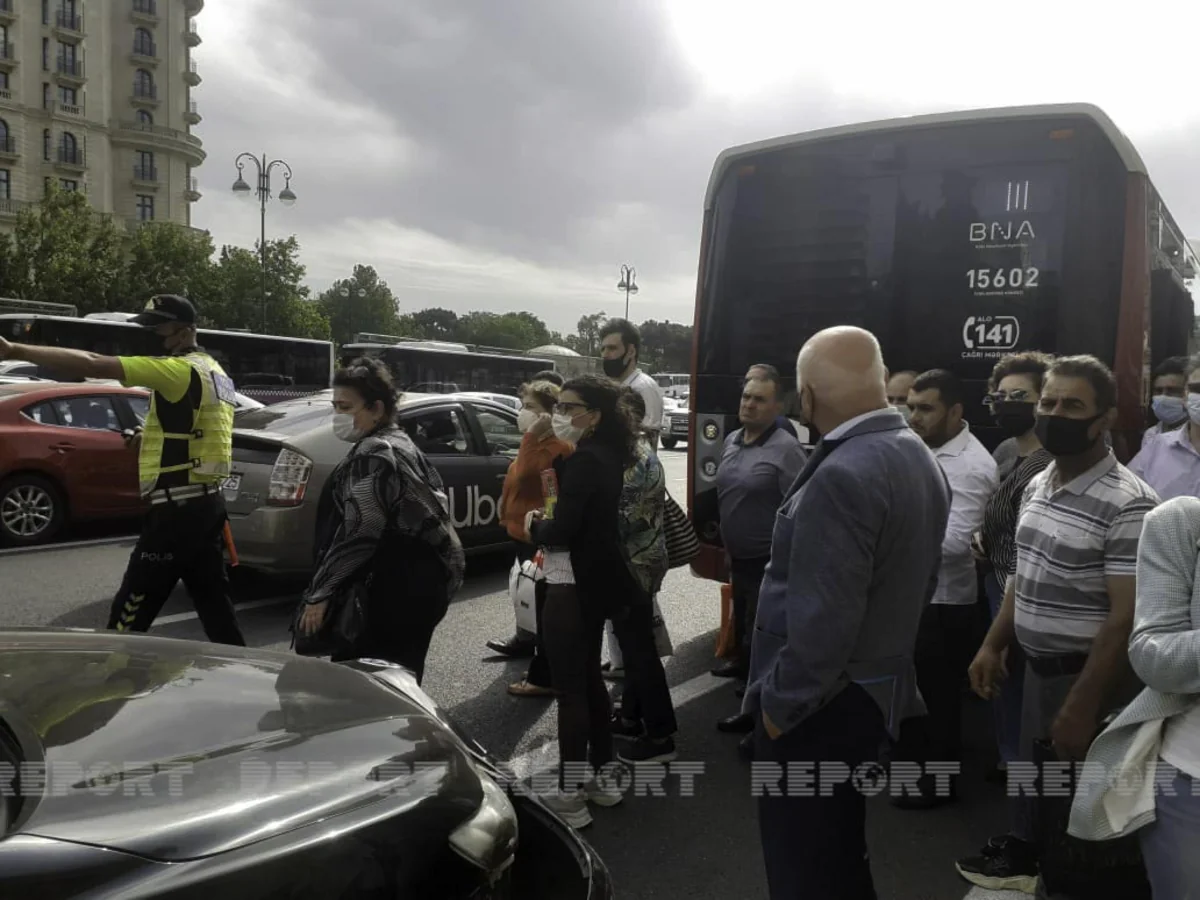 Bakıda sərnişin avtobusu qəzaya düşüb