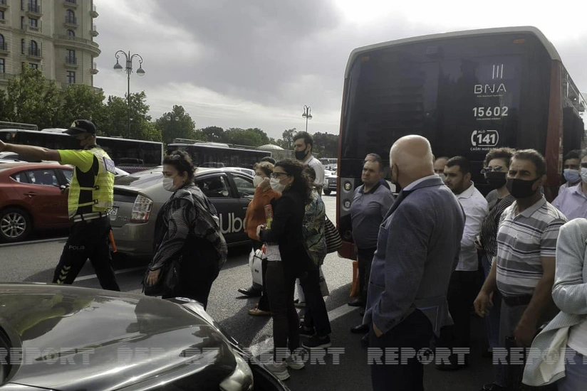 Bakıda sərnişin avtobusu qəzaya düşüb