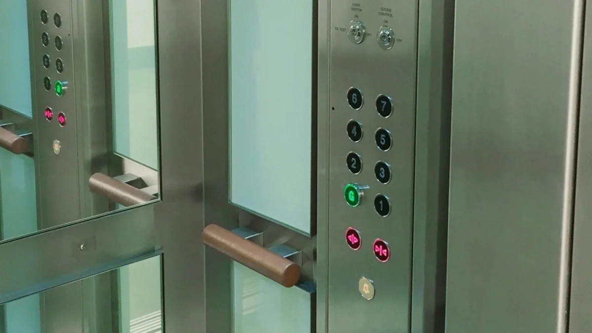 Bakıda azyaşlı liftdə qaldı