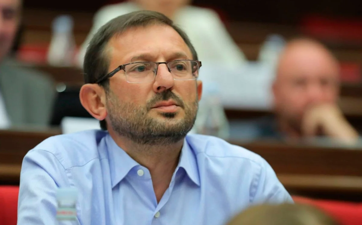 Erməni deputat: “Ölkə ermənilərlə xalqın əleyhdarları arasında parçalanıb”