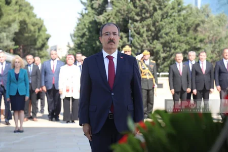 ​Zəfər Günü münasibəti ilə Bakıda Şəhidlər xiyabanı və Türk şəhidliyi ziyarət olunub