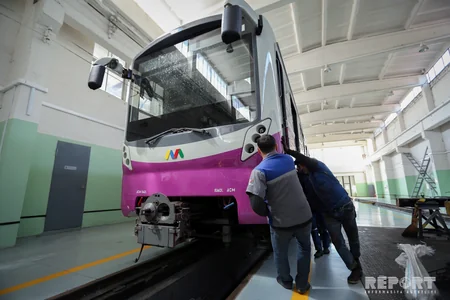 Metro qatarlarının “ev”indən - FOTOREPORTAJ