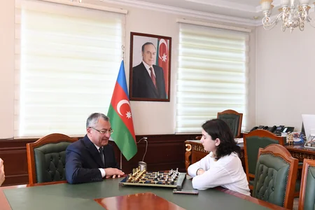 Dövlət Komitəsinin sədri məktəbli ilə şahmat oynayıb