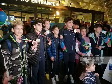 Dünya yaş qrupları yarışında 5 medal qazanmış Azərbaycan gimnastları vətənə dönüblər
