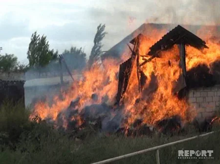 Neftçalada evin çardağına yığılmış 1200 ədəd ot bağlaması yanıb - FOTO