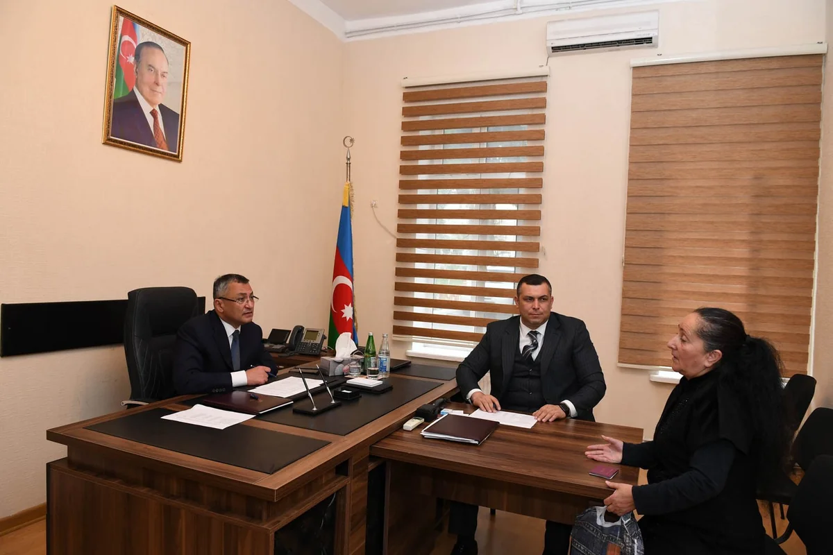 Rövşən Rzayev vətəndaşları qəbul edib
