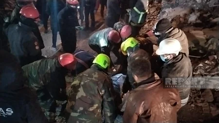 Azərbaycanın xilasediciləri dağıntılar altından kişi meyitini çıxarıb
