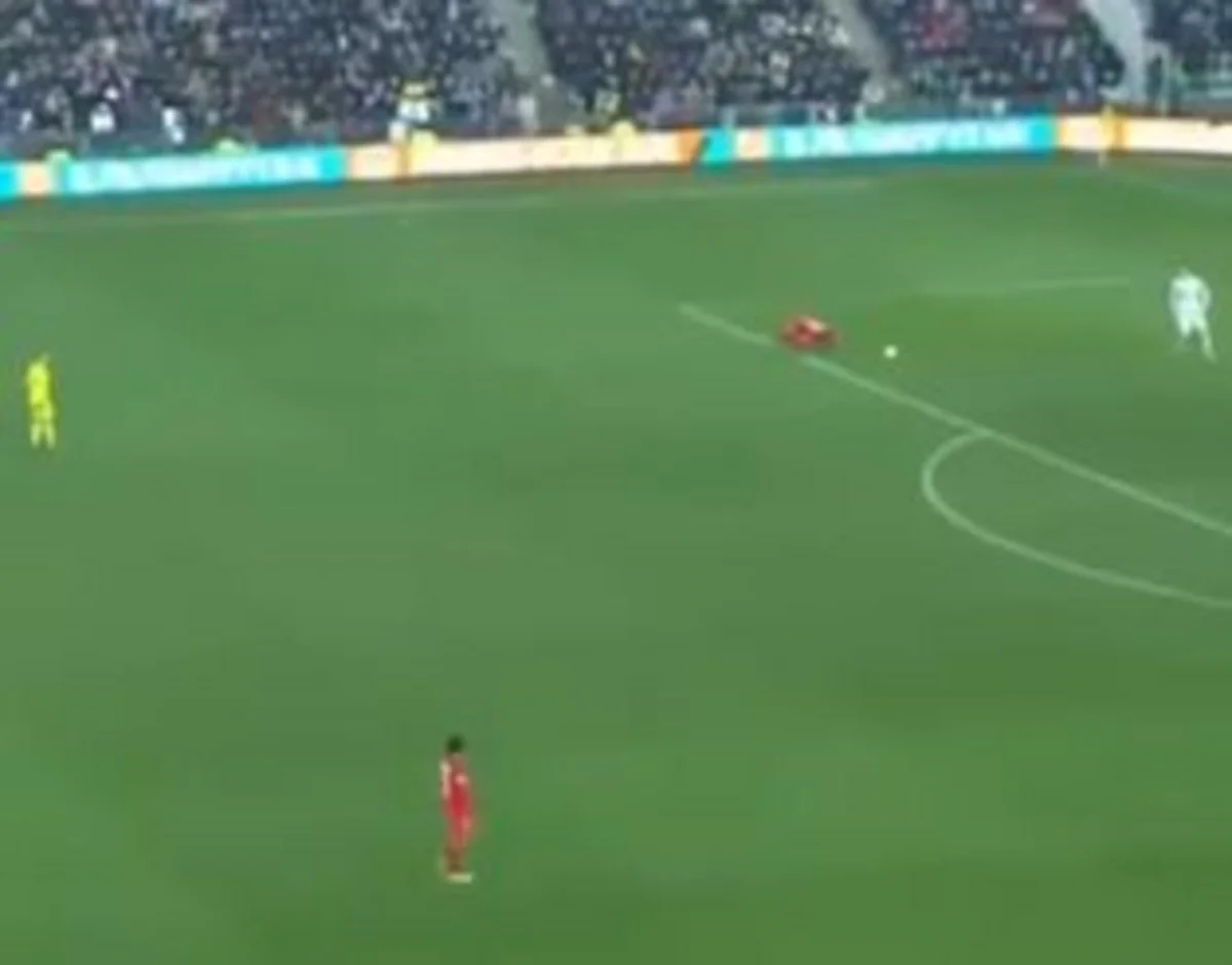 İtaliyalı futbolçu yerdə olan topu başla qapıçıya ötürdüyünə görə cəzalandırılıb - VİDEO