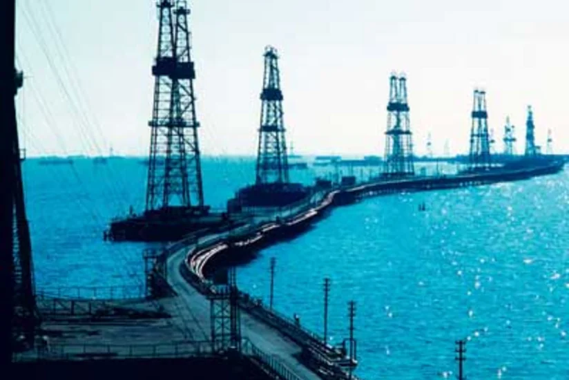 На месторождении Нефтяные камни бурят новую скважину